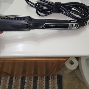 Croc titanium flat iron 1.5 inch.  Brand new in box 📦